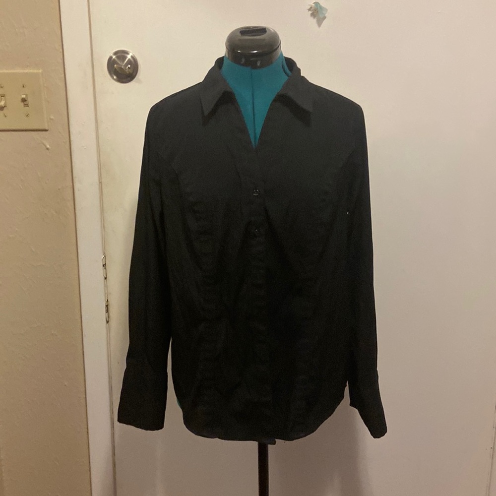 Women’s Long Sleeve Black Blouse Med slight stretch button front EST 1946
